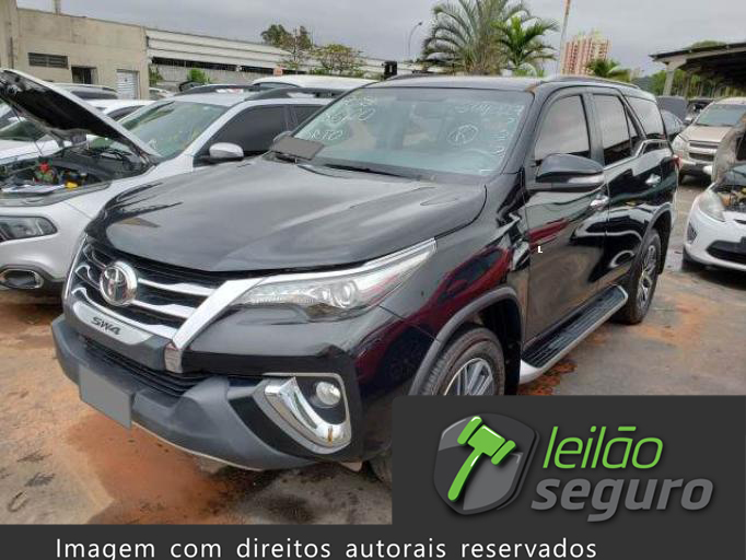 LOTE 023 TOYOTA HILUX SW4 2017